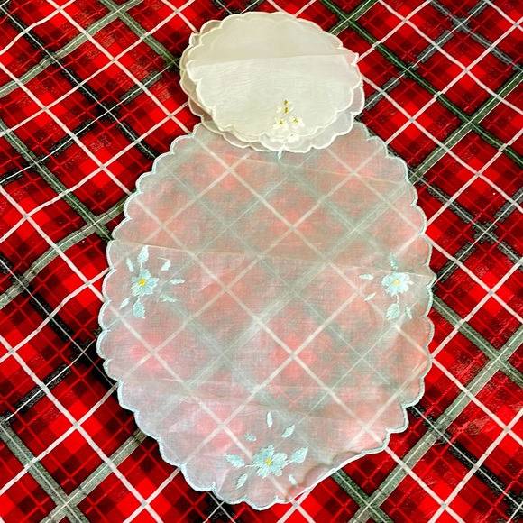 Hand made White Floral Embroidered Tablecloth Doily Set 5 Pcs Round and Oval - Picture 1 of 4